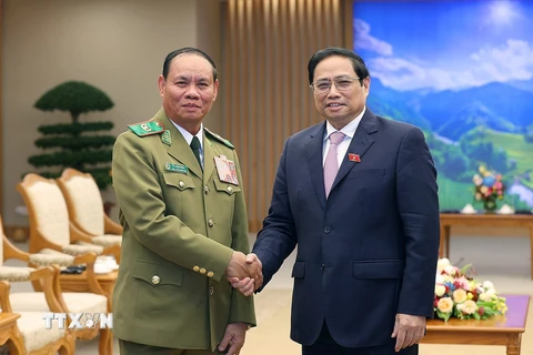 Thủ tướng Phạm Minh Chính tiếp Đại tướng Vilay Lakhamphong, Phó Thủ tướng, Bộ trưởng Bộ Công an Lào. (Ảnh: Dương Giang/TTXVN)