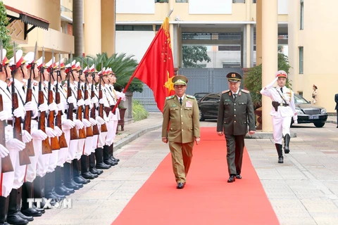 Đại tướng Vilay Lakhamphong duyệt đội danh dự Công an nhân dân Việt Nam. (Ảnh: Phạm Kiên/TTXVN)
