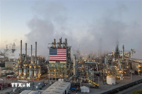 Một nhà máy lọc dầu ở Carson, bang California, Mỹ. (Ảnh: AFP/TTXVN)