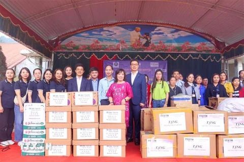 Công đoàn TTXVN cùng các nhà hảo tâm tặng các phần quà cho trường THCS Tam Sơn. (Ảnh: Tuấn Đức/TTXVN)