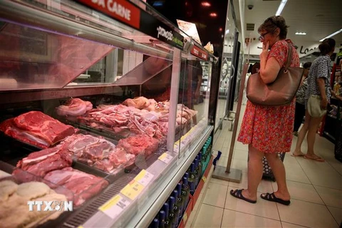 Người dân mua sắm tại một siêu thị ở Cascais, Bồ Đào Nha. (Ảnh: THX/TTXVN)