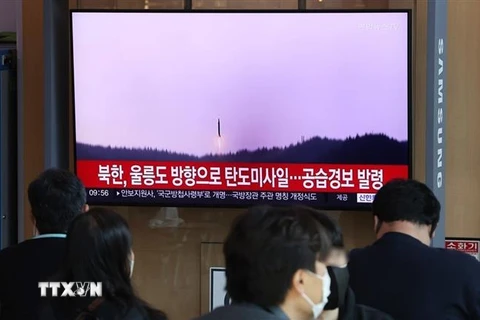 Truyền hình Hàn Quốc đưa tin về vụ phóng tên lửa đạn đạo của Triều Tiên về vùng biển phía Đông bán đảo Triều Tiên. (Ảnh: YONHAP/TTXVN)