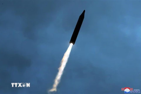 Một vụ phóng thử tên lửa đạn đạo trong cuộc tập trận chiến thuật của Quân đội Nhân dân Triều Tiên. (Ảnh: KCNA/TTXVN)