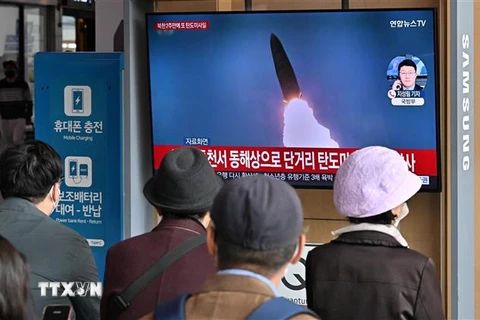 Truyền thông Hàn Quốc đưa tin về một vụ phóng tên lửa của Triều Tiên, tại Seoul ngày 28/10. (Ảnh: AFP/TTXVN)