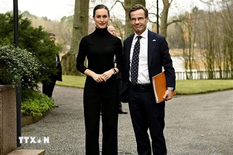 Thủ tướng Phần Lan Sanna Marin (trái) và tân Thủ tướng Thụy Điển Ulf Kristersson trong cuộc gặp tại Helsinki (Phần Lan) ngày 28/10. (Ảnh: REUTERS/TTXVN)