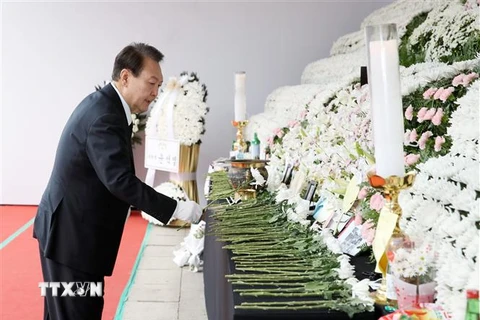 Tổng thống Hàn Quốc Yoon Suk-yeol đặt hoa tưởng niệm các nạn nhân thiệt mạng trong thảm họa giẫm đạp ở Itaewon, tại Tòa thị chính Seoul. (Ảnh: Yonhap/TTXVN)