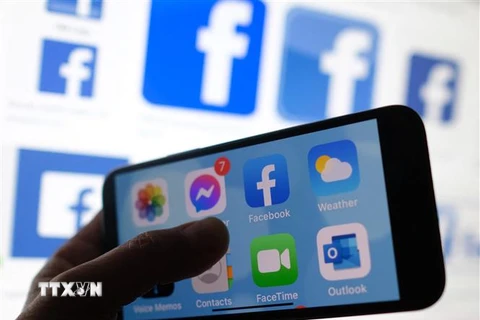 Biểu tượng của mạng xã hội Facebook trên màn hình điện thoại. (Ảnh: AFP/TTXVN)