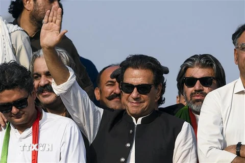 Cựu Thủ tướng Pakistan Imran Khan (giữa) tại một cuộc míttinh ở Islamabad. (Ảnh: AFP/TTXVN)