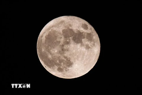 Mặt Trăng trên bầu trời nhìn từ Washington, DC, Mỹ. (Ảnh: AFP/TTXVN)
