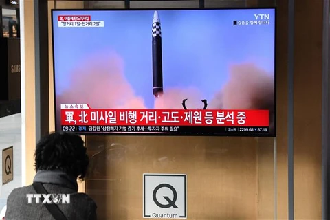 Truyền thông Hàn Quốc tại Seoul đưa tin về vụ phóng tên lửa của Triều Tiên. (Ảnh: AFP/TTXVN)