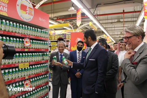 Đại sứ Đặng Xuân Dũng đang giới thiệu sản phẩm của Việt Nam tại Siêu thị Lulu ở Saudi Arabia. (Ảnh: TTXVN phát)