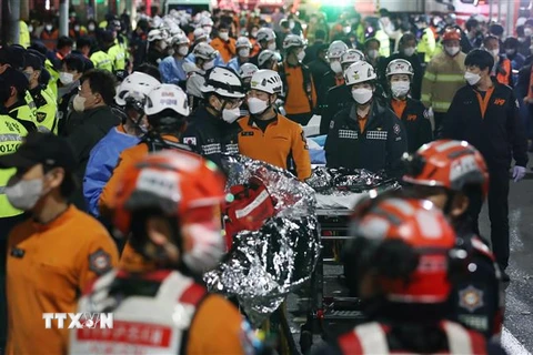 Lực lượng cứu hộ làm nhiệm vụ tại hiện trường giẫm đạp ở Itaewon, Seoul, Hàn Quốc. (Ảnh: THX/TTXVN)
