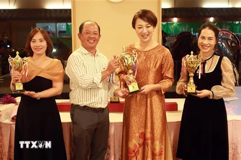 Ông Phan Trung Hiếu, Chủ tịch VGAJ, trao giải cho các vận động viên nữ. (Ảnh: TTXVN phát)