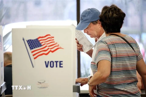 Cử tri bỏ phiếu sớm bầu cử giữa nhiệm kỳ tại Orlando, Florida (Mỹ). (Ảnh: AFP/TTXVN)