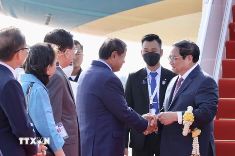 Quan chức cấp cao Campuchia đón Thủ tướng Phạm Minh Chính tại sân bay quốc tế Pnom Penh. (Ảnh: Dương Giang/TTXVN)