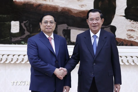Thủ tướng Vương quốc Campuchia Samdech Techo Hun Sen và Thủ tướng Phạm Minh Chính tại lễ đón. (Ảnh: Dương Giang/TTXVN)
