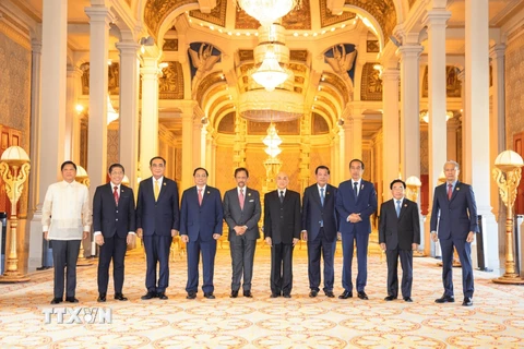 Thủ tướng Phạm Minh Chính và nguyên thủ, người đứng đầu Chính phủ các nước ASEAN đến chào Quốc vương Campuchia Norodom Sihamoni. (Ảnh: Dương Giang/TTXVN)