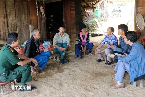Tổ Công tác của xã Tà Tổng, huyện Mường Tè thăm hỏi gia đình ông Mùa Nọ Lòng, bản Giàng Ly Cha, xã Tà Tổng. (Ảnh: Hoàng Thùy Oanh/TTXVN)