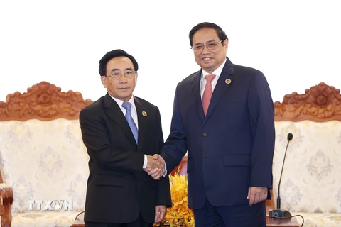 Thủ tướng Phạm Minh Chính gặp Thủ tướng Lào Phankham Viphavanh. (Ảnh: Dương Giang/TTXVN)