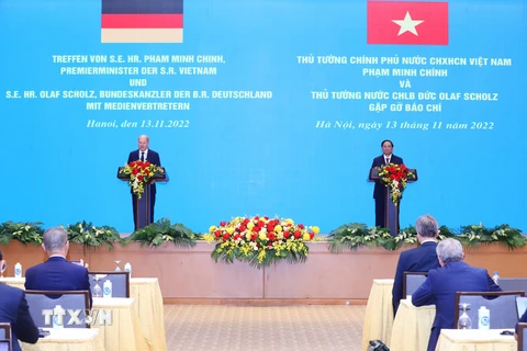 Thủ tướng Phạm Minh Chính và Thủ tướng Đức Olaf Scholz gặp gỡ báo chí sau hội đàm. (Ảnh: Lâm Khánh/TTXVN)