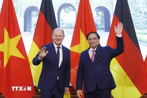 Thủ tướng Phạm Minh Chính và Thủ tướng CHLB Đức Olaf Scholz trước khi bước vào hội đàm. (Ảnh: Lâm Khánh/TTXVN)