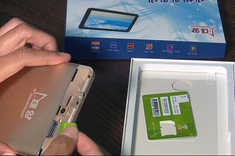 Lắp thẻ SIM vào máy tính bảng Daeyang 8321. (Nguồn: KCTV)