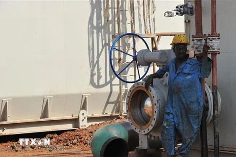 Công nhân làm việc tại cơ sở lọc dầu ở Sudan. (Ảnh: AFP/TTXVN)