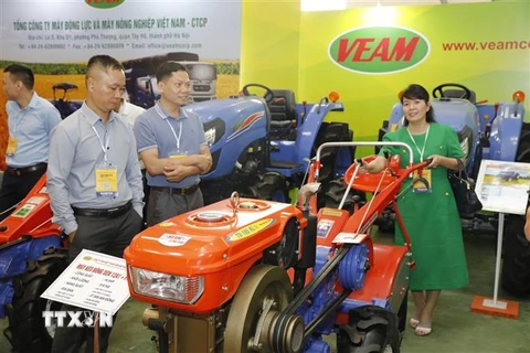 Gian triển lãm máy kéo của Tổng công ty Máy động lực và máy nông nghiệp Việt Nam. (Ảnh: Trần Việt/TTXVN)
