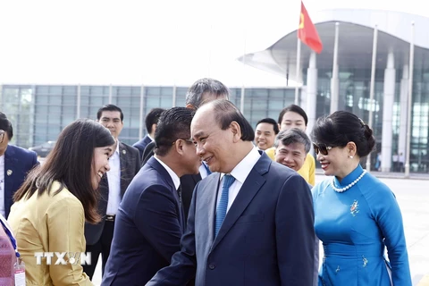 Chủ tịch nước Nguyễn Xuân Phúc và Phu nhân tại sân bay Quốc tế Nội Bài. (Ảnh: Thống Nhất/TTXVN)