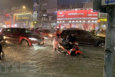 Nhiều tuyến đường chính của Đà Nẵng ngập sâu do mưa lớn ngày 14/10. (Ảnh: Văn Dũng/TTXVN)