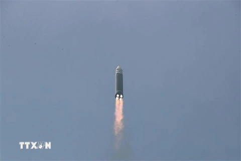 Hình ảnh do Hãng thông tấn Trung ương Triều Tiên đăng phát ngày 25/3 về một vụ phóng thử tên lửa đạn đạo liên lục địa Hwasongpho-17 tại một địa điểm không xác định ở Triều Tiên. (Ảnh: AFP/TTXVN)