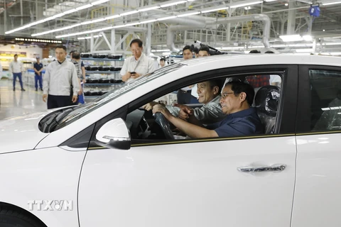 Thủ tướng Phạm Minh Chính lái thử ôtô do Hyundai Thành Công sản xuất, lắp ráp. (Ảnh: Dương Giang/TTXVN)