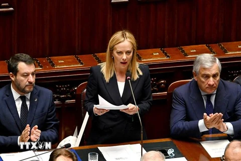 Thủ tướng Italy Giorgia Meloni (giữa) phát biểu trong một phiên họp Quốc hội ở Rome. (Ảnh: AFP/TTXVN)