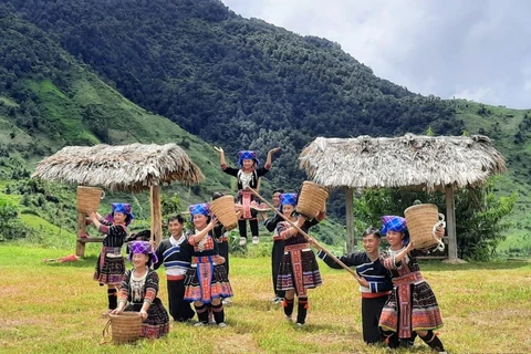 Nam nữ dân tộc Mông ở Lai Châu. (Nguồn: laichau.gov.vn)