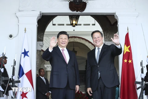 Chủ tịch Trung Quốc Tập Cận Bình thăm và hội đàm với Tổng thống Panama Juan Carlos Varela (phải) tại Panama City, ngày 3/12/2018. (Ảnh: THX/TTXVN)