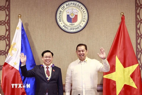 Chủ tịch Quốc hội Vương Đình Huệ và Chủ tịch Hạ viện Philippines Martin Romualdez tại lễ đón. (Ảnh: Doãn Tấn/TTXVN)