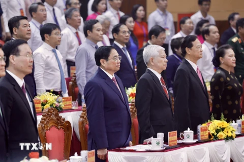 Thủ tướng Phạm Minh Chính và các lãnh đạo, nguyên lãnh đạo Đảng, Nhà nước thực hiện nghi lễ chào cờ. (Ảnh: Dương Giang/TTXVN)