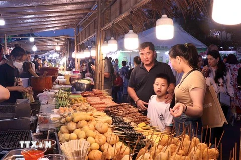 Nhiều món ăn đường phố đặc sắc được giới thiệu tại Lễ hội Ẩm thực Thắm tình hữu nghị khối ASEAN 2022 . (Ảnh: Xuân Khu/TTXVN)
