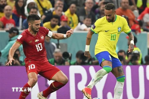 Pha tranh bóng giữa tiền đạo Brazil Neymar (phải) và đối thủ Serbia Dusan Tadic. (Ảnh: AFP/TTXVN)