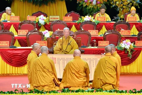 Nghi thức suy tôn Đức Trưởng lão Hòa thượng Thích Trí Quảng lên ngôi vị Pháp chủ Hội đồng Chứng minh Giáo hội Phật giáo Việt Nam. (Ảnh: Minh Đức/TTXVN)
