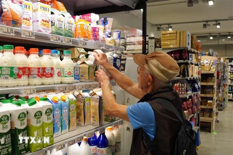 Người dân mua sắm tại một siêu thị ở Rome, Italy. (Ảnh: THX/TTXVN)