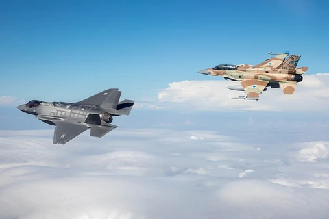 Máy bay tiêm kích tàng hình F-35i Adir của Israel và 4 máy bay tiêm kích F-15 của Mỹ tham gia tập trận. (Nguồn: theaviationgeekclub.com)