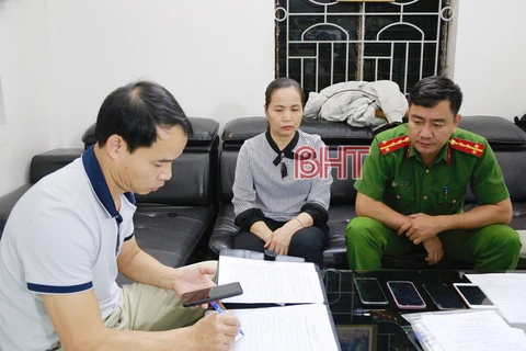 Cơ quan công an làm việc với Nguyễn Thị Thanh. (Nguồn: Báo Hà Tĩnh)