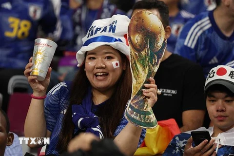Cổ động viên Nhật Bản cổ vũ đội nhà trong trận lượt cuối bảng E gặp Tây Ban Nha ở Qatar. (Ảnh: AFP/TTXVN)