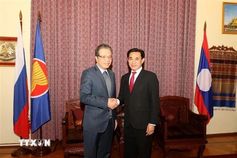 Đại sứ Nga Đặng Minh Khôi chúc mừng Quốc khánh Cộng hòa Dân chủ Nhân dân Lào. (Ảnh: Quang Vinh/TTXVN)
