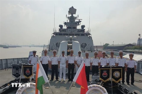 Sỹ quan Lữ đoàn 167 thăm quan, hiệp đồng với sỹ quan tàu Hải quân Ấn Độ. (Ảnh: TTXVN phát)