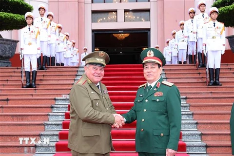 Đại tướng Lương Cường và Trung tướng Vicstor Rojo Ramos tại lễ đón. (Ảnh: Trọng Đức/TTXVN)