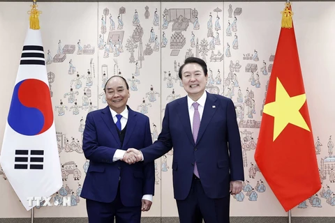 Chủ tịch nước Nguyễn Xuân Phúc và Tổng thống Yoon Suk-yeol. (Ảnh: Thống Nhất/TTXVN)
