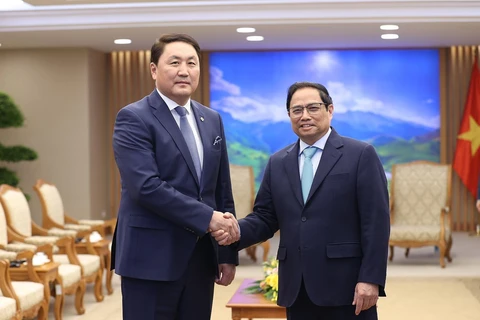Thủ tướng Phạm Minh Chính tiếp Bộ trưởng Quốc phòng Mông Cổ Saikhanbayar Gursed. (Ảnh: Dương Giang/TTXVN)