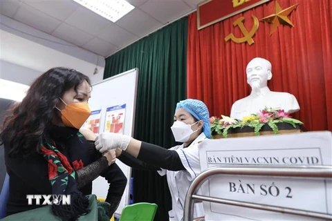 Nhân viên y tế quận Hai Bà Trưng tiêm vaccine phòng COVID-19 cho người dân. (Ảnh: Minh Quyết/TTXVN)